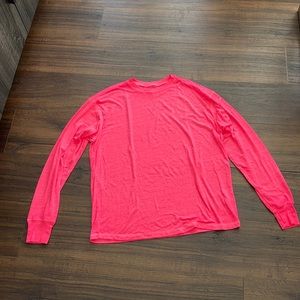 Free People NWOT Oversized long sleeve in a blend of Cotton. Rayon & Polyester.